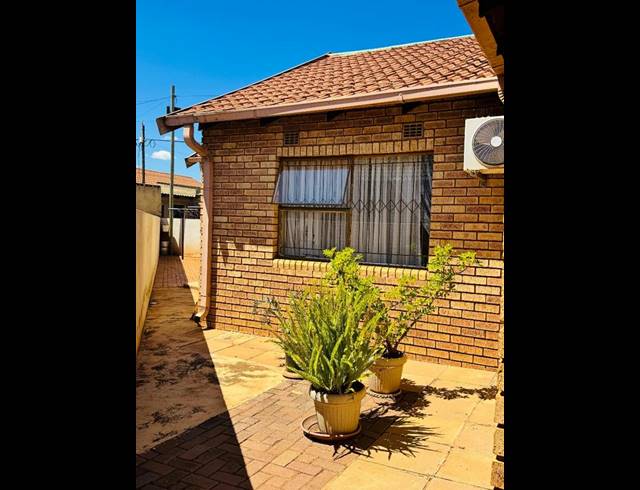 4 BEDROOM HOUSE FOR SALE IN VOSLOORUS EXT